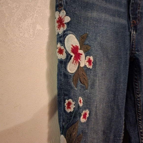 ZARA Trafaluc Denimwear Embroidered Floral Jeans Size 2, Inseam 27" - Picture 2 of 8